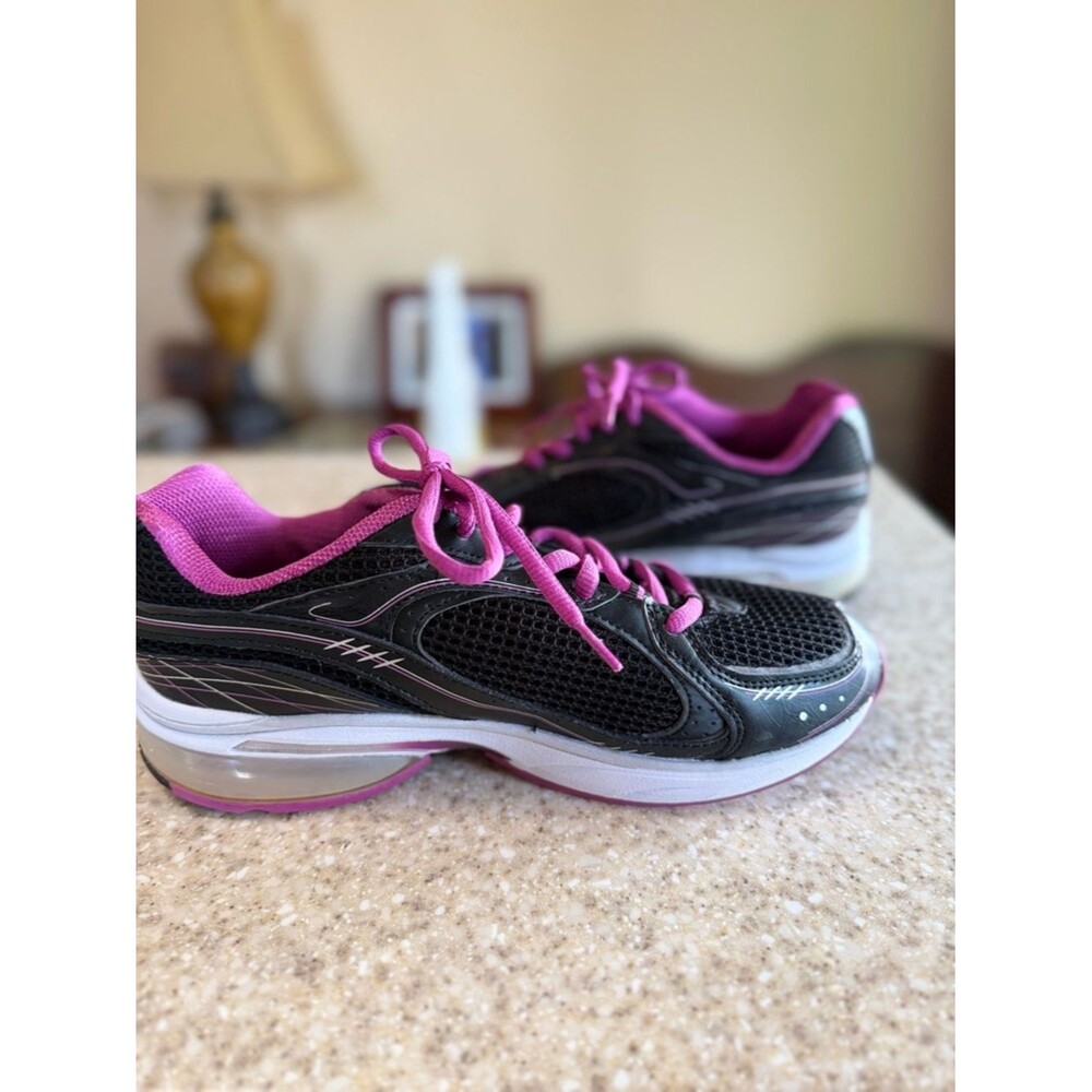 Vintage L.A. Gear Women's Black and Hot Pink Athletic Sneakers